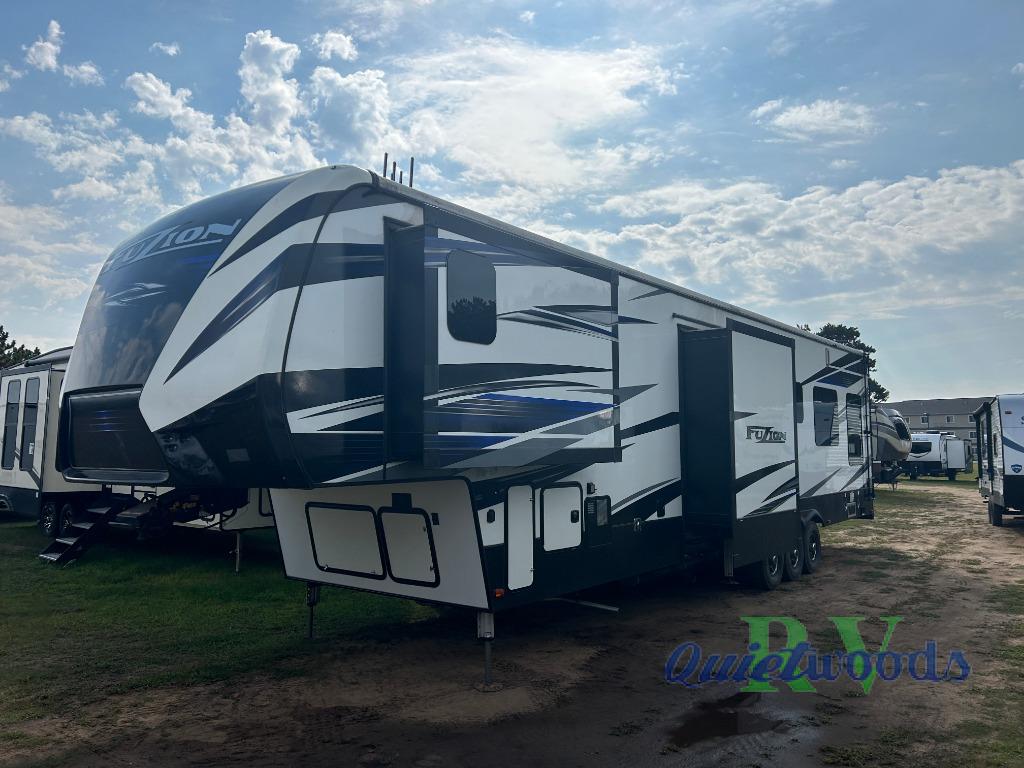 Used 2018 Keystone RV Fuzion 422 Toy Hauler Fifth Wheel at Quietwoods ...