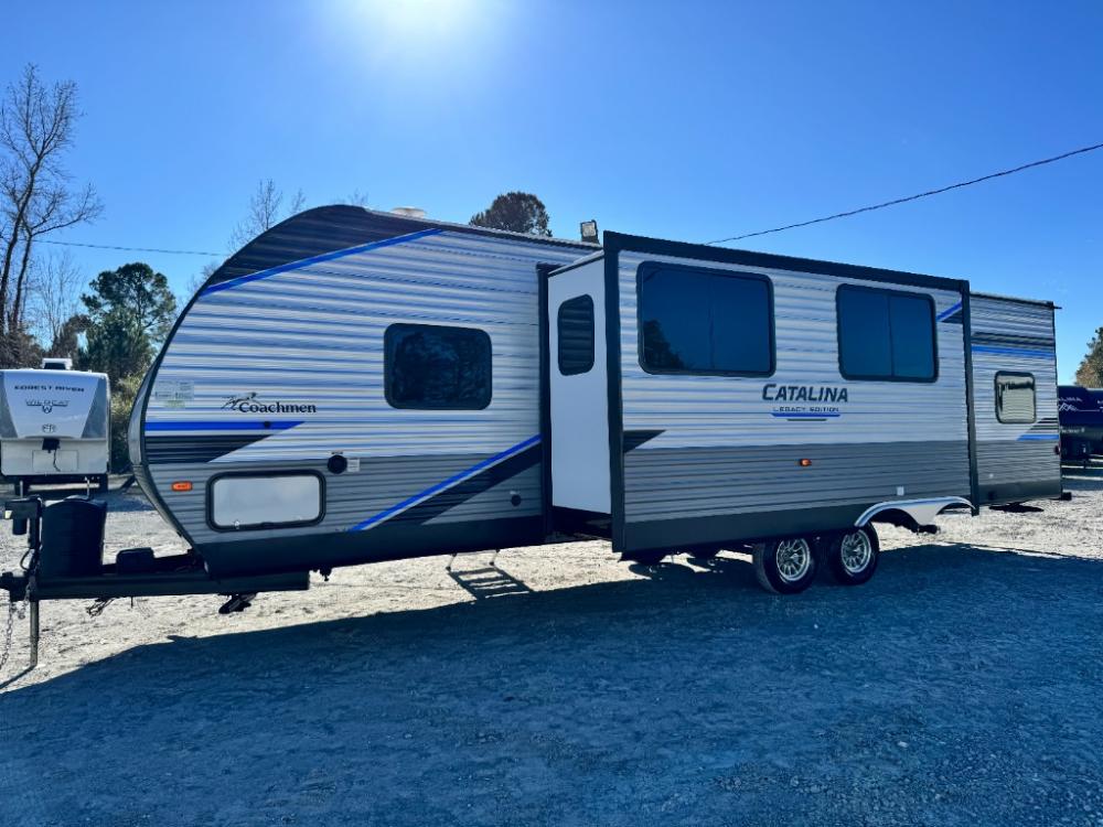 2022 Coachmen Catalina Legacy Edition travel trailer 303QBCK