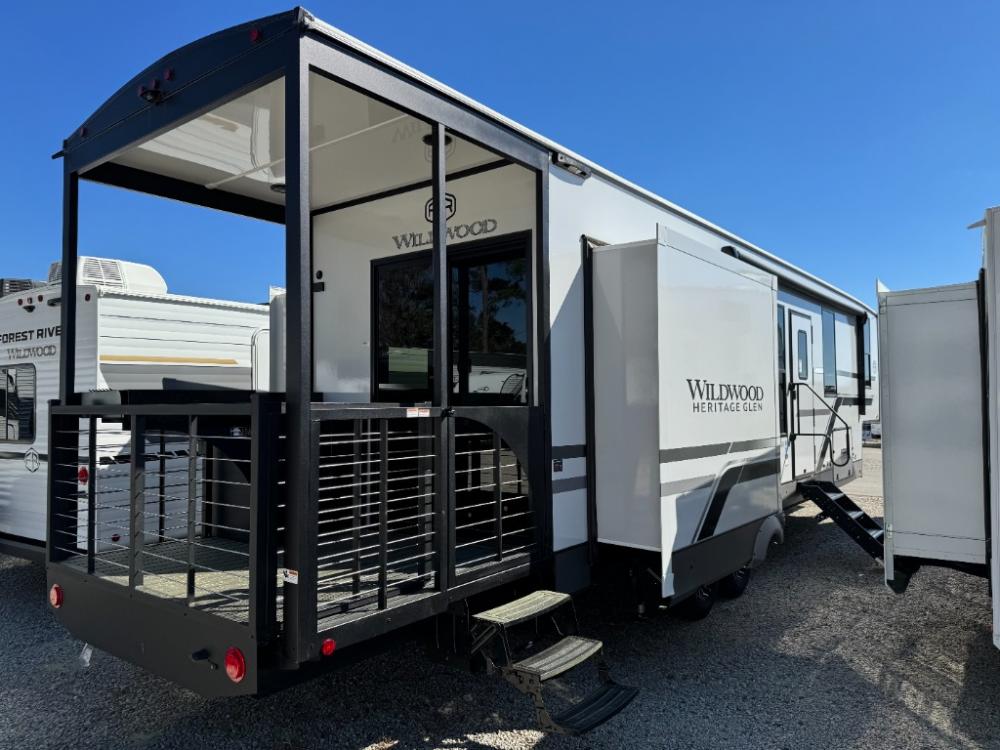 2025 Forest River Wildwood Heritage Glen fifth wheel 38VERANDA
