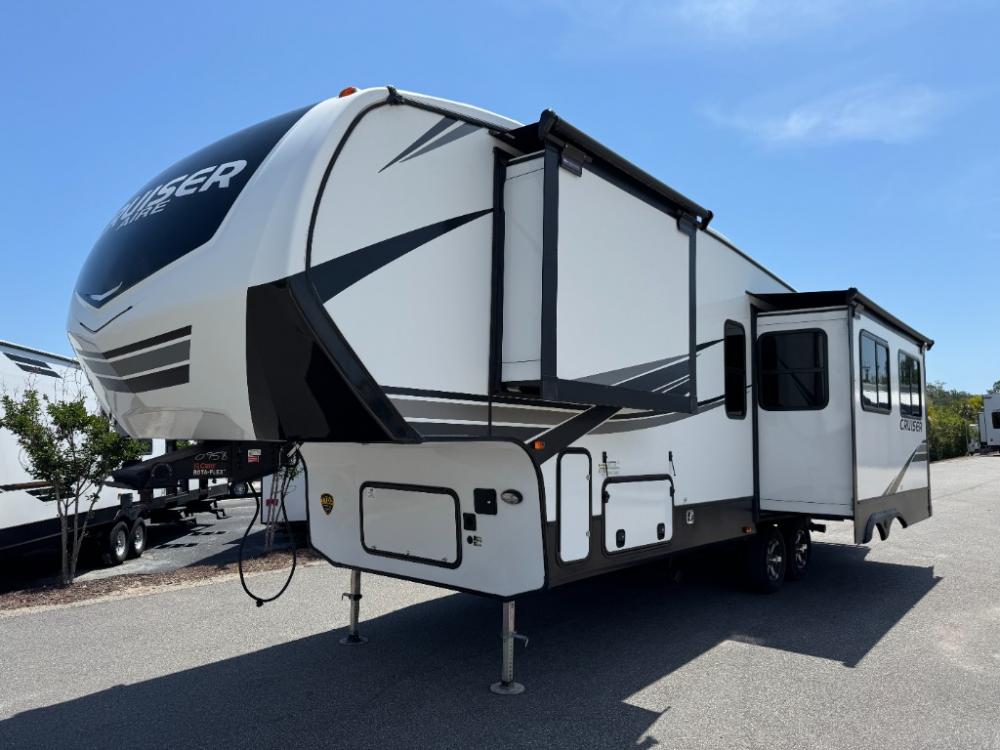 2022 CrossRoads RV Cruiser Aire fifth wheel CR28RD