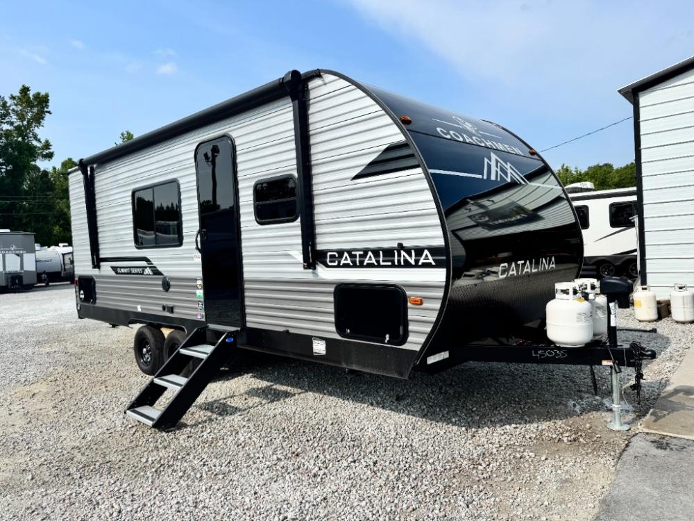 2025 Coachmen RV Catalina Summit Series 8 travel trailer 211BH