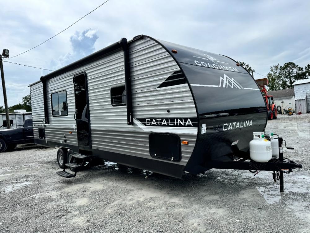 Brand New 2025 Coachmen RV Catalina Summit Series 8 travel trailer 261BH