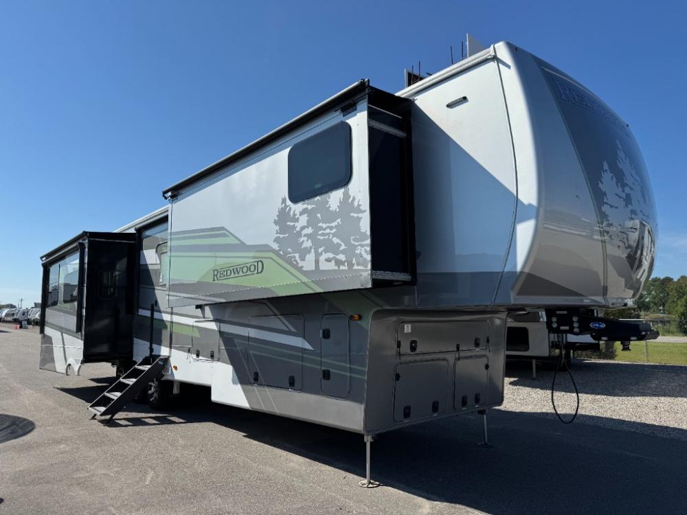 Brand New 2026 Redwood RV fifth wheel 412GK