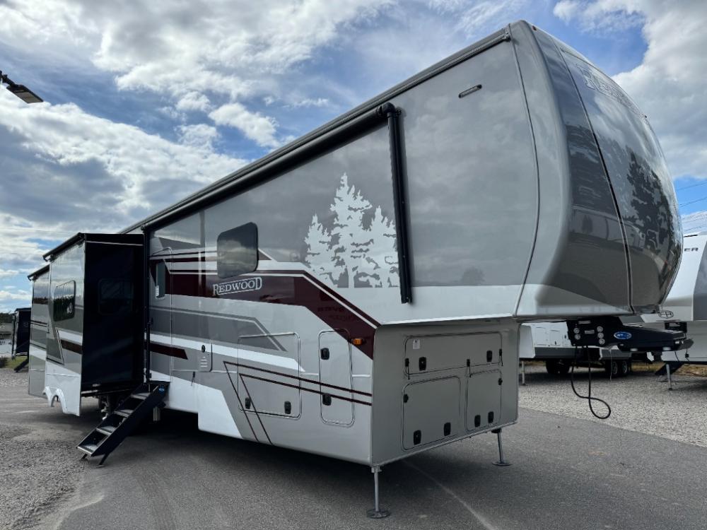 Brand New 2025 Crossroads Redwood RV Redwood  fifth wheel 401LK