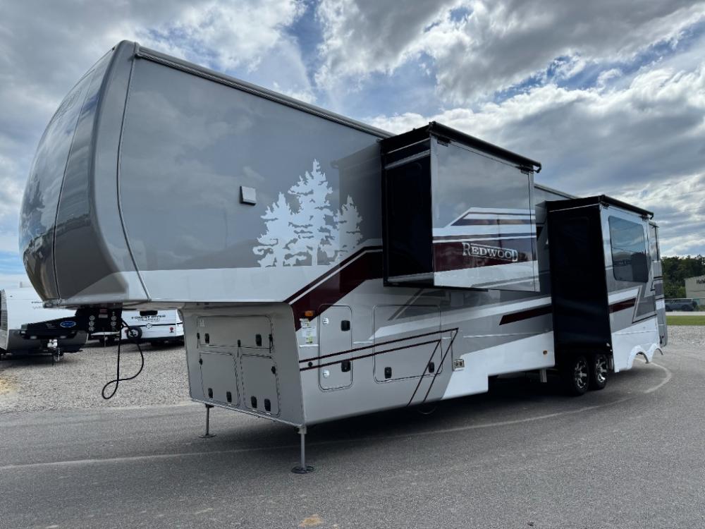 Brand New 2025 Crossroads Redwood RV Redwood  fifth wheel 401LK