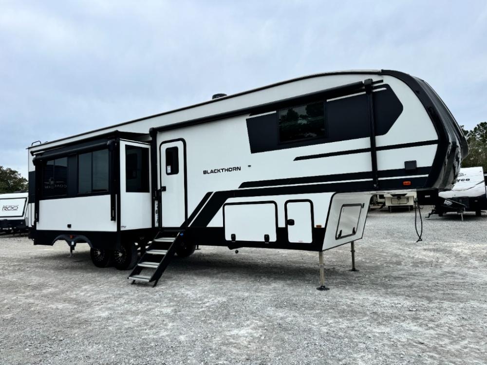 2024 EAST TO WEST Blackthorn mid-profile fifth wheel 3700BH-OK