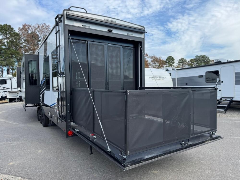 New 2025 Keystone RV Fuzion toy hauler 440