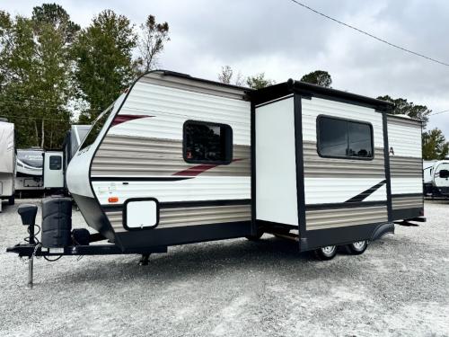 2021 Palomino Puma XLE Lite travel trailer 22DBC