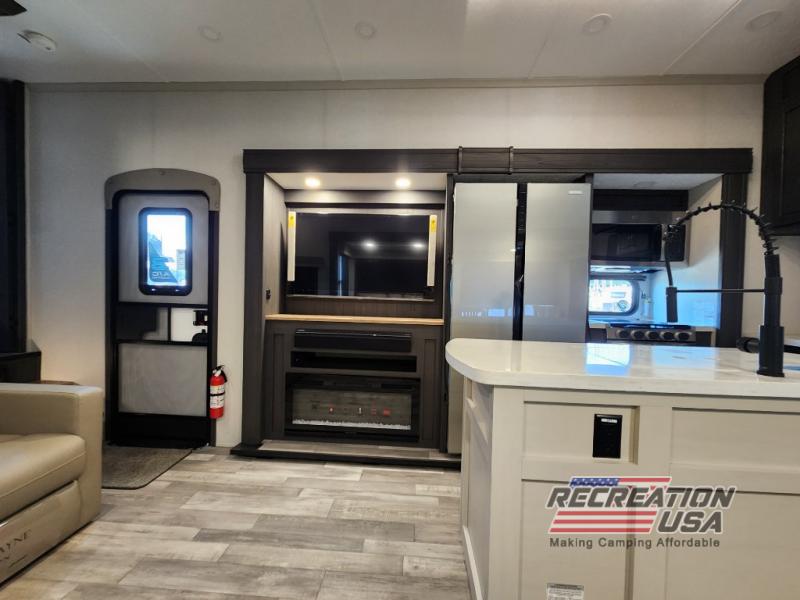 New 2025 Shasta RVs Phoenix 381DBL Fifth Wheel at Recreation