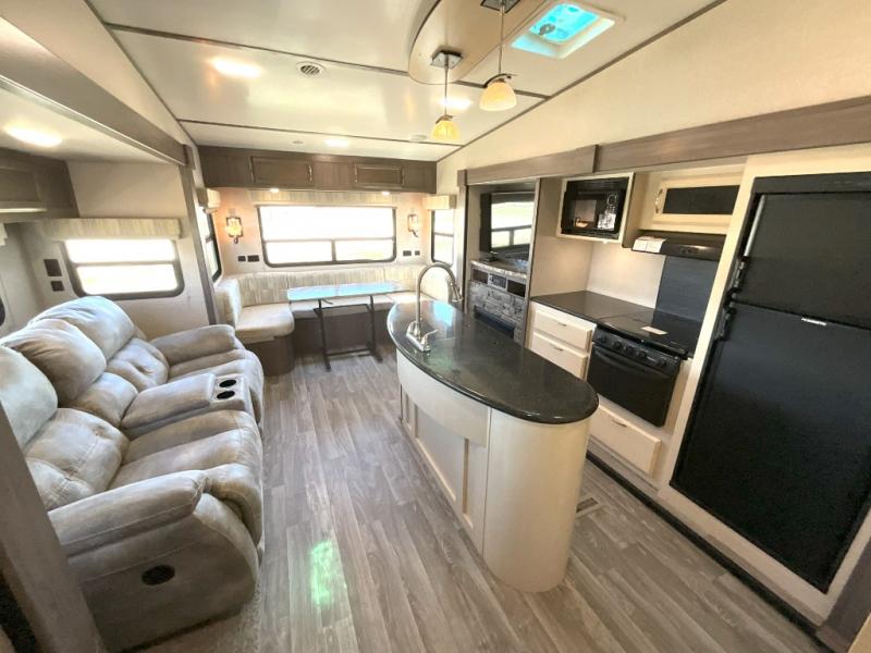 Used 2019 Winnebago Industries Towables Minnie Plus 27RLTS Fifth Wheel ...