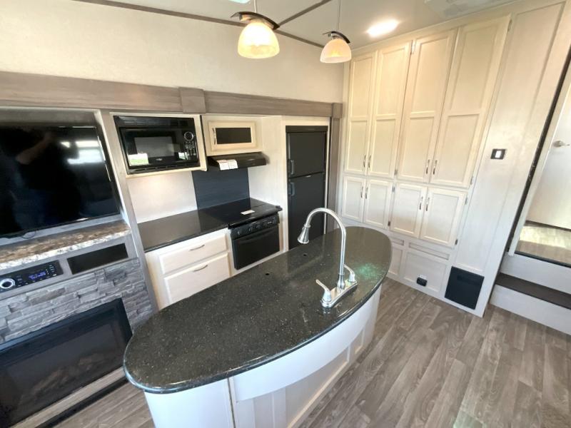 Used 2019 Winnebago Industries Towables Minnie Plus 27RLTS Fifth Wheel ...