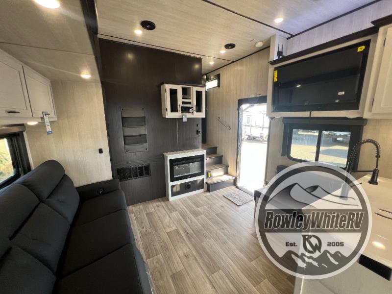 New 2025 Genesis Supreme GCK405 Toy Hauler Fifth Wheel at Rowley