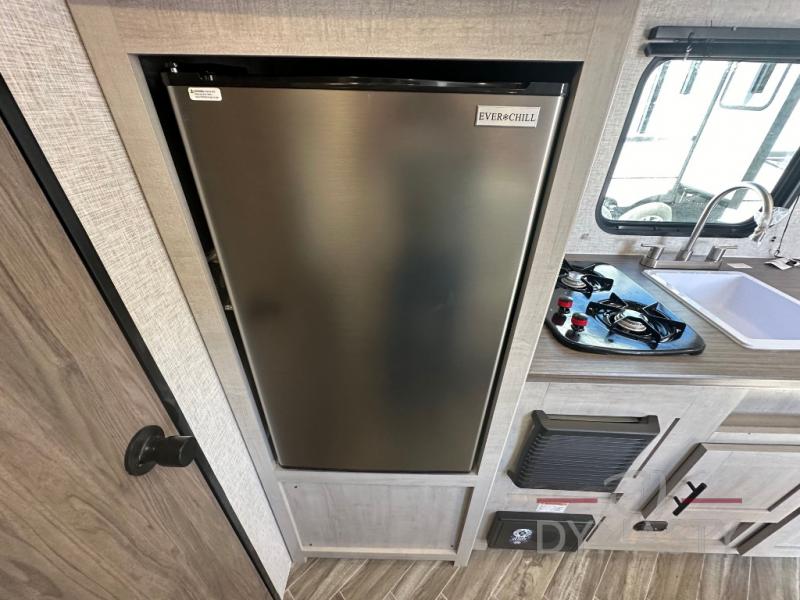 New 2025 CrossRoads RV Zinger Lite ZR18RB Travel Trailer at