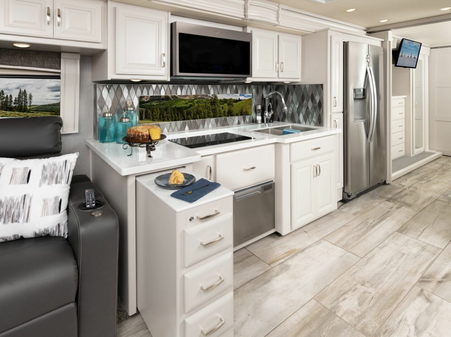 2021 Holiday Rambler Endeavor Kitchen