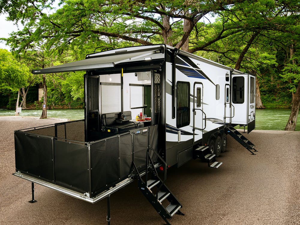 Exterior Keystone Fuzion 5th Wheel