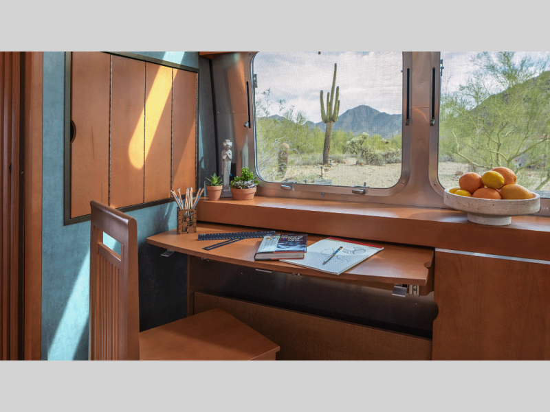 【ルパン】 エアストリーム・ブックとAirstream Livingの2冊 1968年 エアストリームOverlander 26ft SOLD