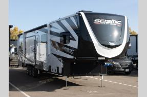 New 2025 Jayco Seismic Luxury Series 4113 Photo