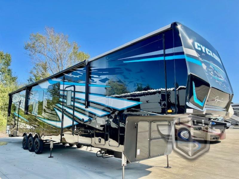 New 2025 Heartland Cyclone Signature Series 4008 Toy Hauler Fifth