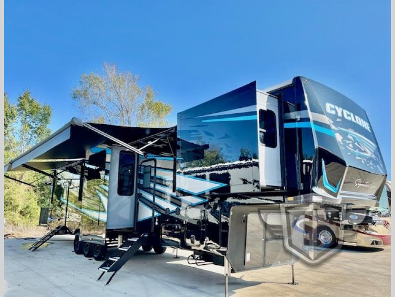 New 2025 Heartland Cyclone Signature Series 4008 Toy Hauler Fifth