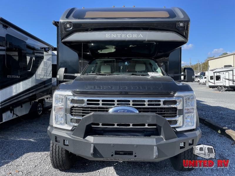 2025 Ford F-600 photo 3