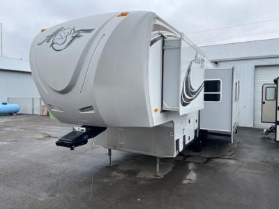 Front driver's side view of this 2018 Arctic Fox Fifth Wheel.