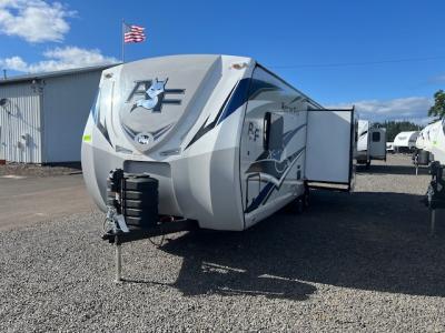 Front driver's side view of this new 25Y Arctic Fox trailer for sale