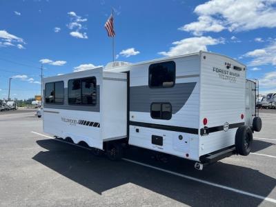 Driver's side view of this beautiful trailer.