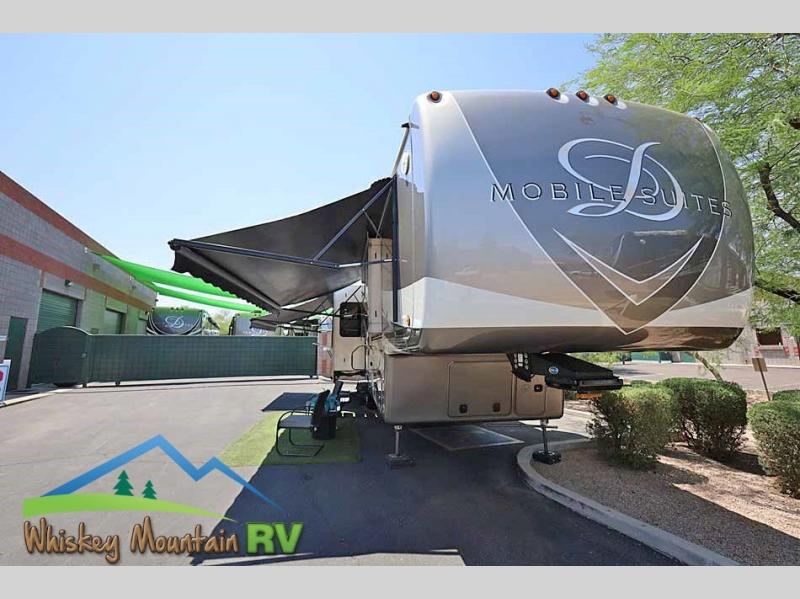 VERY, VERY LOW USE COACH - 41' 4 SLIDES - BATH AND A HALF FLOOR PLAN - W/D - SAT - GEN - 1 YEAR WARRANTY