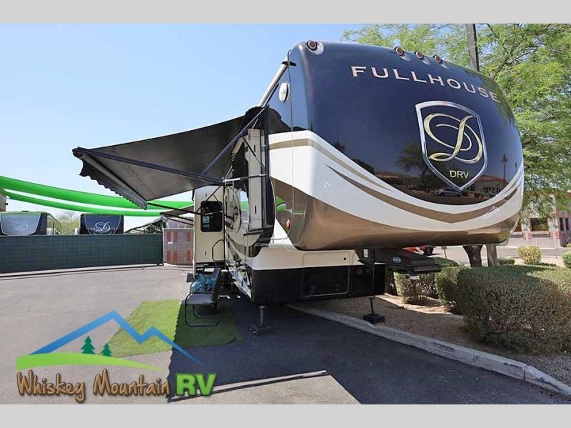 DRV FULLHOUSE 46' 4 SLIDES -  12' GARAGE - SAT - WASHER DRYER - NEW TIRES - LOTS OF MODERN UPDATES. CUSTOM FURNITURE