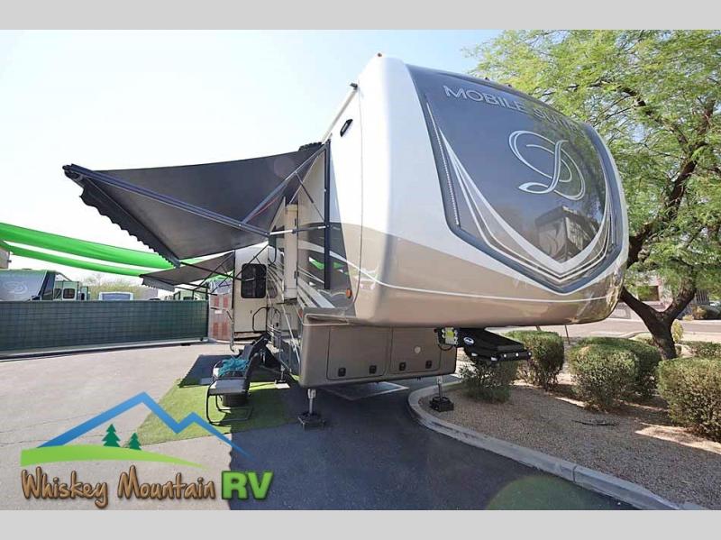 46' 4 SLIDES TRIPLE AXLE VERY LOW USE CONDITION WITH LOTS OF OPTIONS 1 YEAR WARRANTY