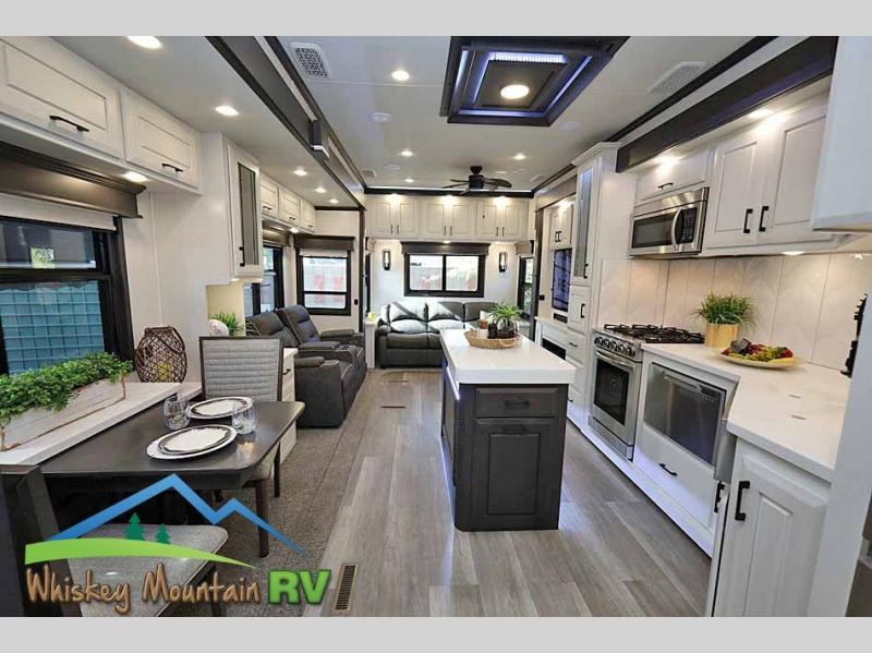 STUNNING IRISH CREAM CABINETRY FOR A BRIGHT AND AIRY INTERIOR