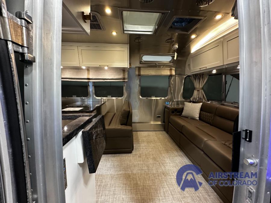 2024 Airstream Classic 30rb Gracie Shirlee
